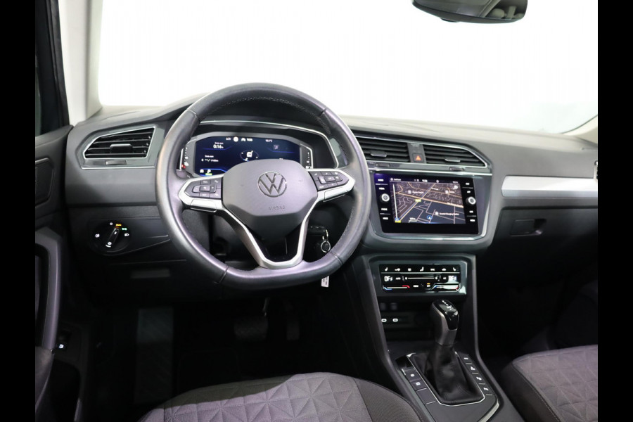 Volkswagen Tiguan 1.4 TSI eHybrid Life 245 pk Automaat (DSG) | Navigatie | Parkeersensoren (Park assist) | Achteruitrijcamera | Adaptieve cruise control | Stoelverwarming |