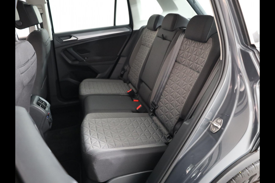 Volkswagen Tiguan 1.4 TSI eHybrid Life 245 pk Automaat (DSG) | Navigatie | Parkeersensoren (Park assist) | Achteruitrijcamera | Adaptieve cruise control | Stoelverwarming |