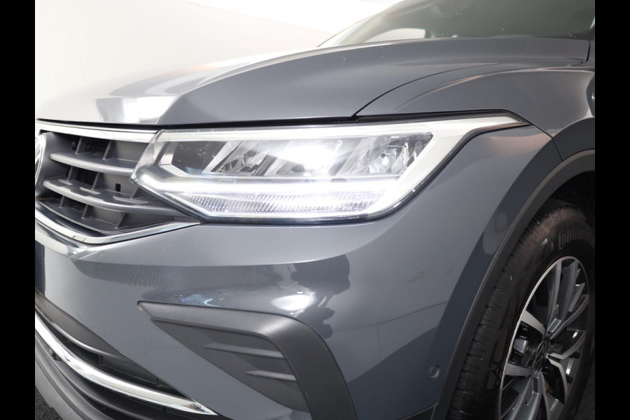 Volkswagen Tiguan 1.4 TSI eHybrid Life 245 pk Automaat (DSG) | Navigatie | Parkeersensoren (Park assist) | Achteruitrijcamera | Adaptieve cruise control | Stoelverwarming |
