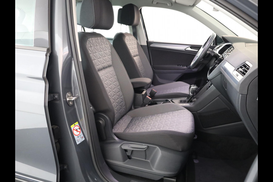 Volkswagen Tiguan 1.4 TSI eHybrid Life 245 pk Automaat (DSG) | Navigatie | Parkeersensoren (Park assist) | Achteruitrijcamera | Adaptieve cruise control | Stoelverwarming |