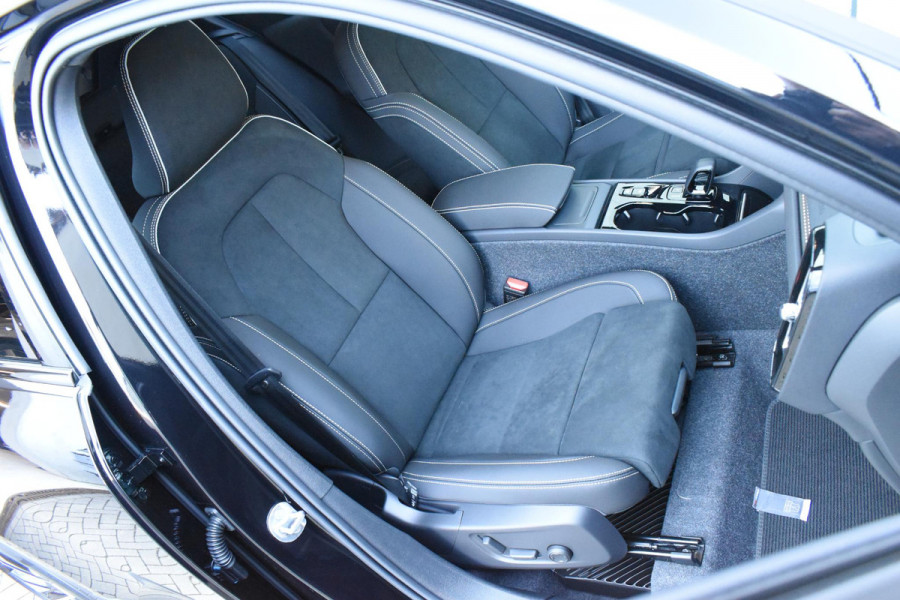 Volvo XC40 B4 211PK Automaat Plus Dark / Lighting Pack / Connect Nubuck bekleding / 20'' velgen / Extra getint glas