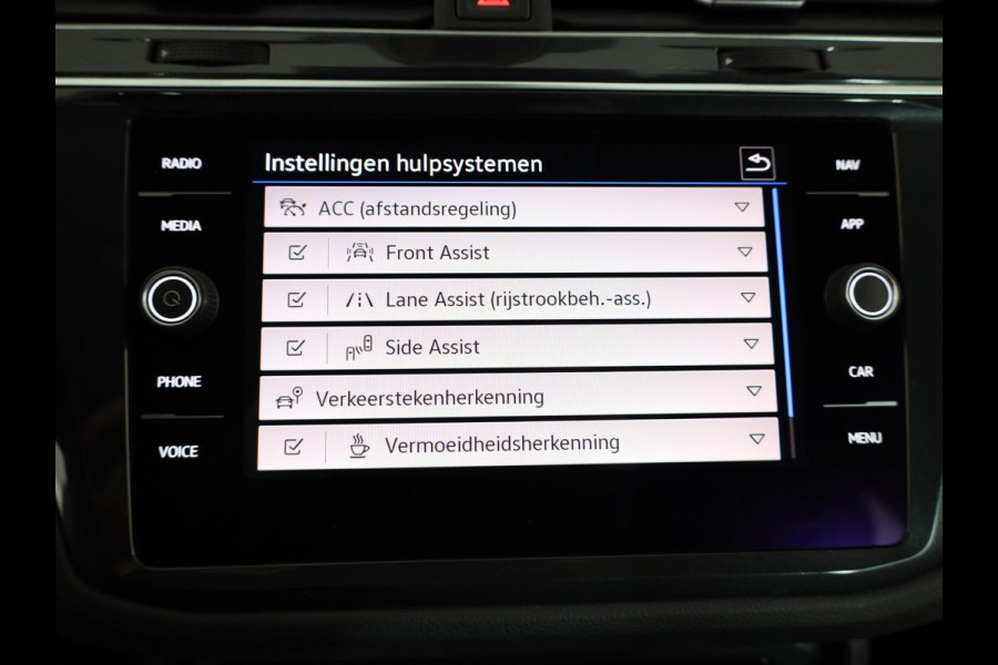 Volkswagen Tiguan 1.4 TSI eHybrid Life 245 pk Automaat (DSG) | Navigatie | Parkeersensoren (Park assist) | Achteruitrijcamera | Adaptieve cruise control | Stoelverwarming |