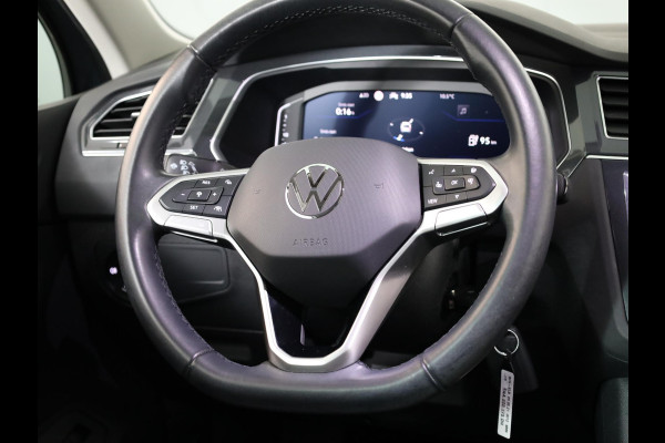Volkswagen Tiguan 1.4 TSI eHybrid Life 245 pk Automaat (DSG) | Navigatie | Parkeersensoren (Park assist) | Achteruitrijcamera | Adaptieve cruise control | Stoelverwarming |