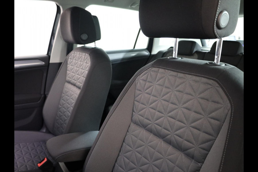 Volkswagen Tiguan 1.4 TSI eHybrid Life 245 pk Automaat (DSG) | Navigatie | Parkeersensoren (Park assist) | Achteruitrijcamera | Adaptieve cruise control | Stoelverwarming |