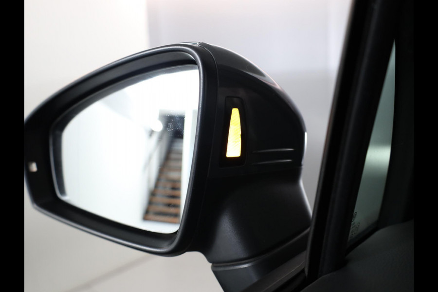Volkswagen Tiguan 1.4 TSI eHybrid Life 245 pk Automaat (DSG) | Navigatie | Parkeersensoren (Park assist) | Achteruitrijcamera | Adaptieve cruise control | Stoelverwarming |