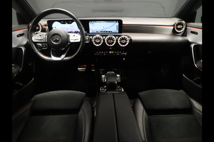 Mercedes-Benz CLA-Klasse Shooting Brake 200 AMG Night [APPLE CARPLAY, CAMERA + SENSOREN, CRUISE CONTROL, SFEERLICHT, KEYLESS, STOELVERWARMING, TREKHAAK, ELEK. ACHTERKLEP, NIEUWSTAAT]