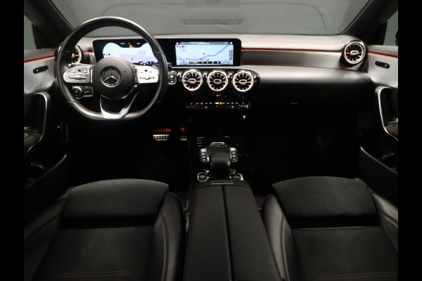 Mercedes-Benz CLA-Klasse Shooting Brake 200 AMG Night [APPLE CARPLAY, CAMERA + SENSOREN, CRUISE CONTROL, SFEERLICHT, KEYLESS, STOELVERWARMING, TREKHAAK, ELEK. ACHTERKLEP, NIEUWSTAAT]