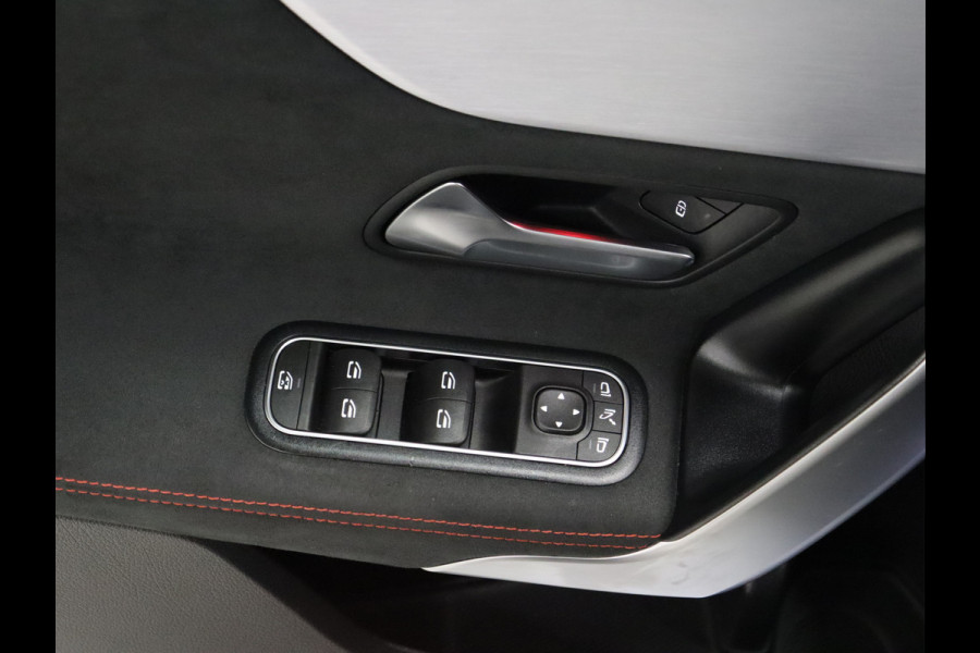 Mercedes-Benz CLA-Klasse Shooting Brake 200 AMG Night [APPLE CARPLAY, CAMERA + SENSOREN, CRUISE CONTROL, SFEERLICHT, KEYLESS, STOELVERWARMING, TREKHAAK, ELEK. ACHTERKLEP, NIEUWSTAAT]