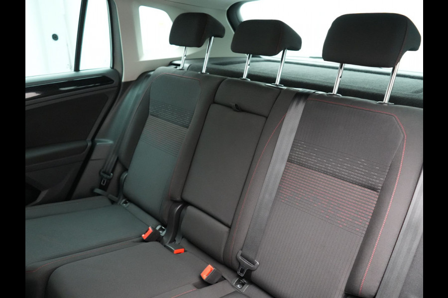 Volkswagen Tiguan 1.4 TSI ACT Comfortline Business R 150pk DSG | Trekhaak af Fabriek | Adaptive Cruise | Apple Carplay | 19"L.M | LED Koplampen | Stoelverwarming | Navi Full Map |