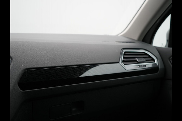 Volkswagen Tiguan 1.4 TSI ACT Comfortline Business R 150pk DSG | Trekhaak af Fabriek | Adaptive Cruise | Apple Carplay | 19"L.M | LED Koplampen | Stoelverwarming | Navi Full Map |