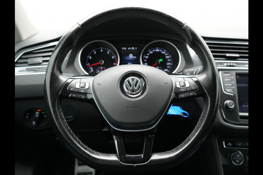 Volkswagen Tiguan 1.4 TSI ACT Comfortline Business R 150pk DSG | Trekhaak af Fabriek | Adaptive Cruise | Apple Carplay | 19"L.M | LED Koplampen | Stoelverwarming | Navi Full Map |