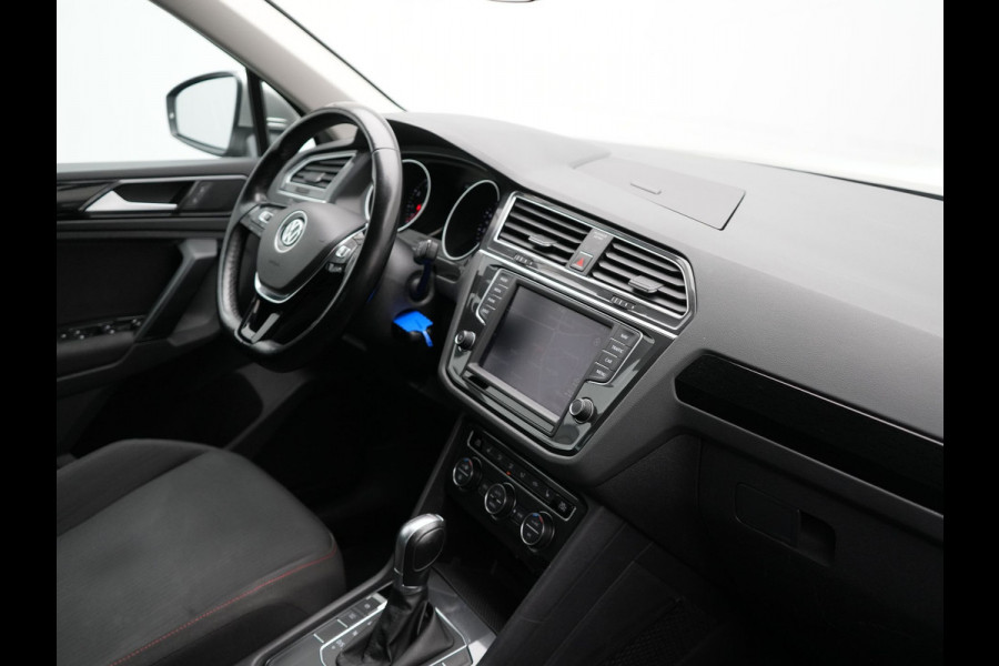 Volkswagen Tiguan 1.4 TSI ACT Comfortline Business R 150pk DSG | Trekhaak af Fabriek | Adaptive Cruise | Apple Carplay | 19"L.M | LED Koplampen | Stoelverwarming | Navi Full Map |
