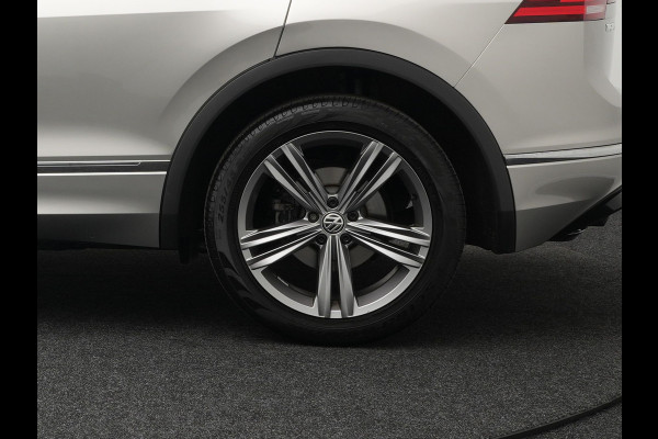 Volkswagen Tiguan 1.4 TSI ACT Comfortline Business R 150pk DSG | Trekhaak af Fabriek | Adaptive Cruise | Apple Carplay | 19"L.M | LED Koplampen | Stoelverwarming | Navi Full Map |