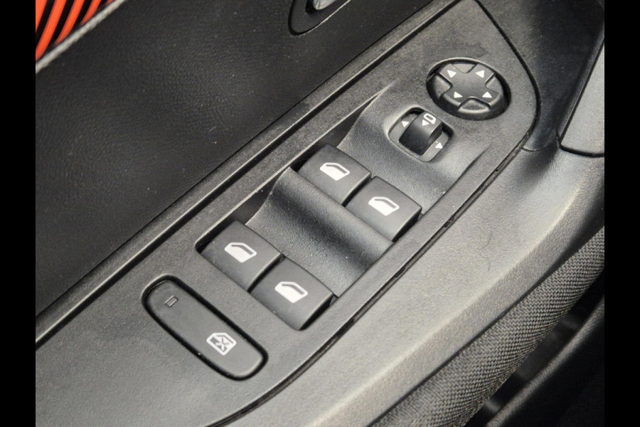 Peugeot e-2008 EV Active Pack 50 kWh | Navigatie | Parkeersensoren achter | Keyless start | Apple Carplay/Android Auto | All Season |