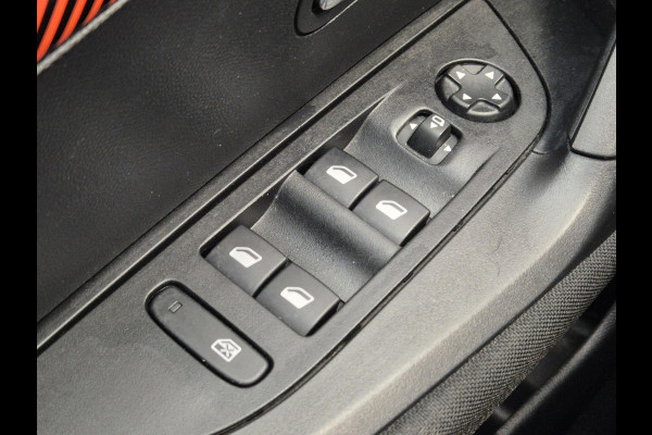 Peugeot e-2008 EV Active Pack 50 kWh | Navigatie | Parkeersensoren achter | Keyless start | Apple Carplay/Android Auto | All Season |