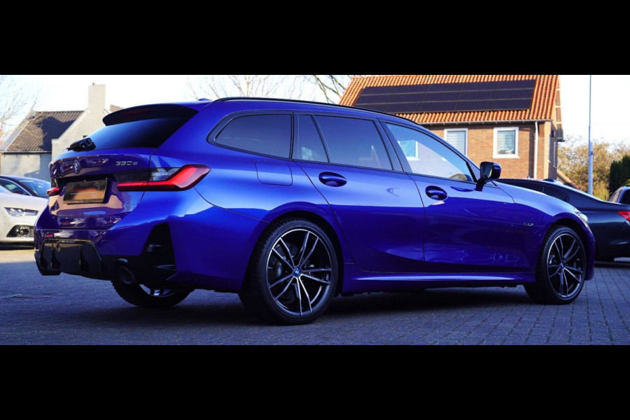BMW 3 Serie Touring 330e High Executive | M-pakket | Facelift 2022 | Widescreen | Panorama | Adaptieve cruise | Portimao Blau |