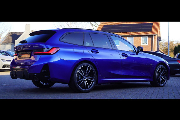 BMW 3 Serie Touring 330e High Executive | M-pakket | Facelift 2022 | Widescreen | Panorama | Adaptieve cruise | Portimao Blau |