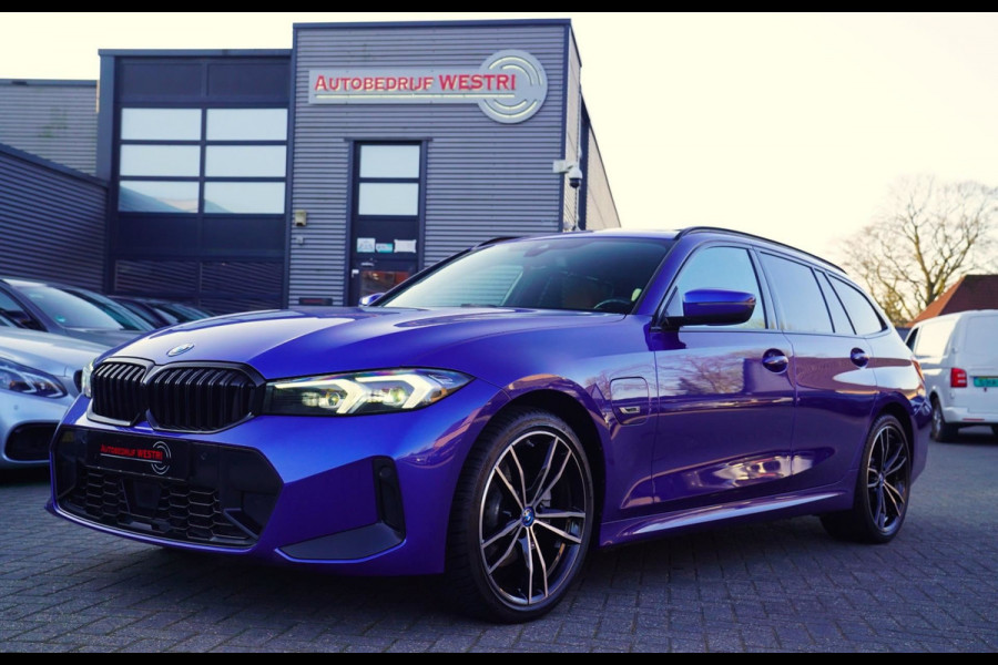 BMW 3 Serie Touring 330e High Executive | M-pakket | Facelift 2022 | Widescreen | Panorama | Adaptieve cruise | Portimao Blau |