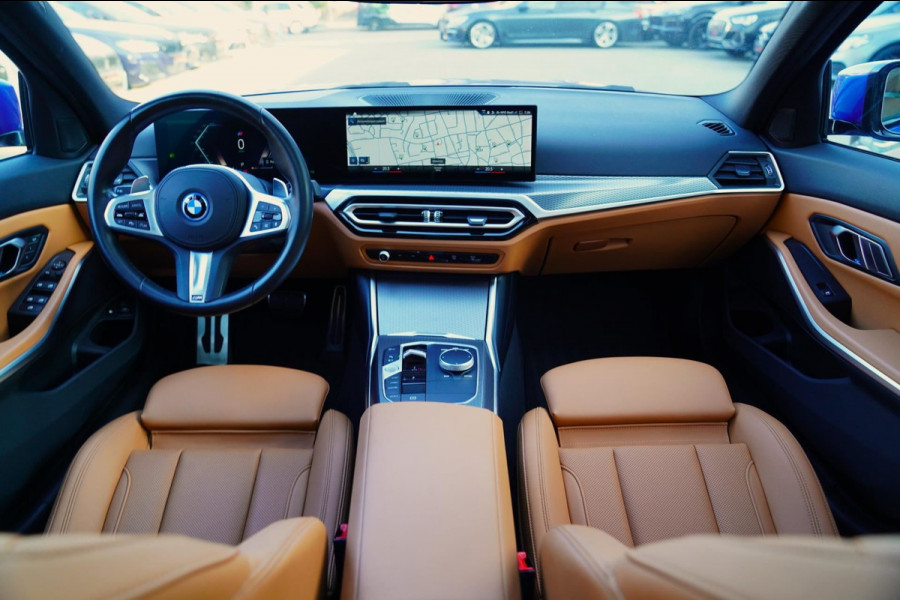 BMW 3 Serie Touring 330e High Executive | M-pakket | Facelift 2022 | Widescreen | Panorama | Adaptieve cruise | Portimao Blau |