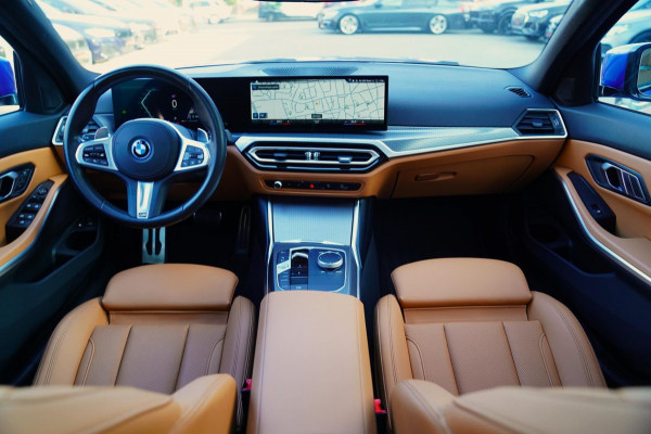 BMW 3 Serie Touring 330e High Executive | M-pakket | Facelift 2022 | Widescreen | Panorama | Adaptieve cruise | Portimao Blau |