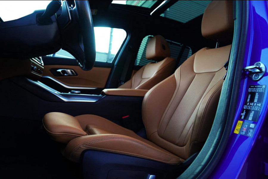 BMW 3 Serie Touring 330e High Executive | M-pakket | Facelift 2022 | Widescreen | Panorama | Adaptieve cruise | Portimao Blau |