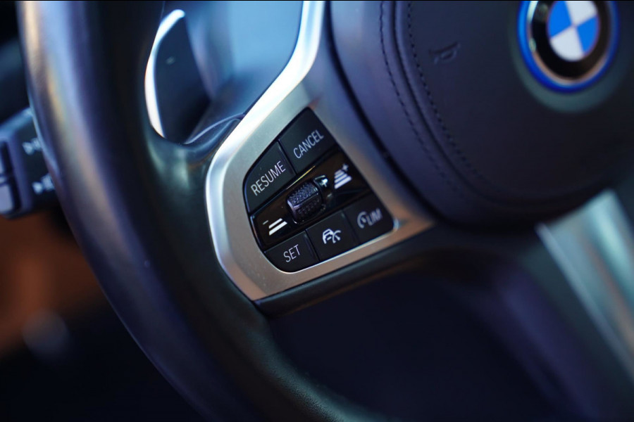 BMW 3 Serie Touring 330e High Executive | M-pakket | Facelift 2022 | Widescreen | Panorama | Adaptieve cruise | Portimao Blau |