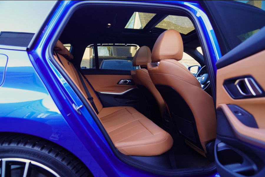 BMW 3 Serie Touring 330e High Executive | M-pakket | Facelift 2022 | Widescreen | Panorama | Adaptieve cruise | Portimao Blau |
