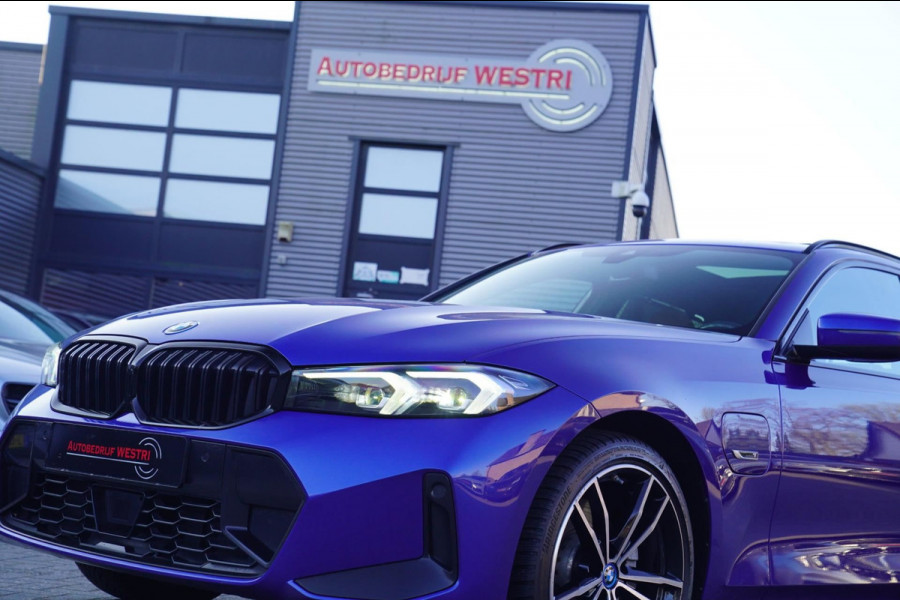BMW 3 Serie Touring 330e High Executive | M-pakket | Facelift 2022 | Widescreen | Panorama | Adaptieve cruise | Portimao Blau |