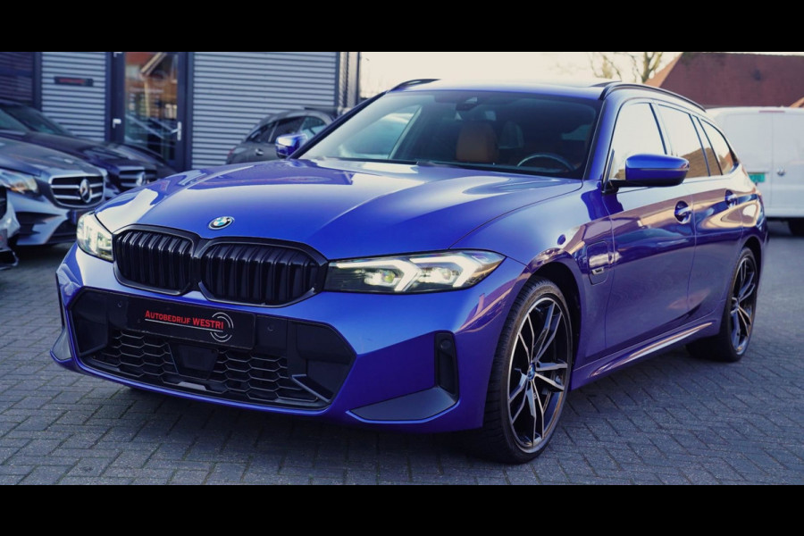 BMW 3 Serie Touring 330e High Executive | M-pakket | Facelift 2022 | Widescreen | Panorama | Adaptieve cruise | Portimao Blau |