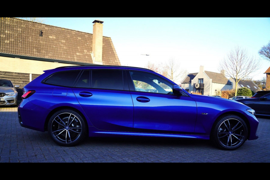BMW 3 Serie Touring 330e High Executive | M-pakket | Facelift 2022 | Widescreen | Panorama | Adaptieve cruise | Portimao Blau |
