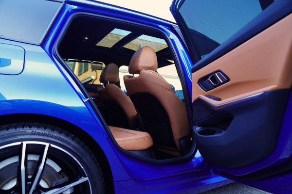 BMW 3 Serie Touring 330e High Executive | M-pakket | Facelift 2022 | Widescreen | Panorama | Adaptieve cruise | Portimao Blau |