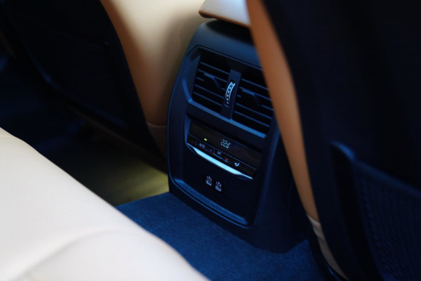 BMW 3 Serie Touring 330e High Executive | M-pakket | Facelift 2022 | Widescreen | Panorama | Adaptieve cruise | Portimao Blau |