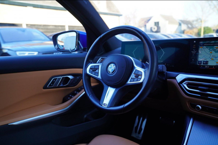 BMW 3 Serie Touring 330e High Executive | M-pakket | Facelift 2022 | Widescreen | Panorama | Adaptieve cruise | Portimao Blau |