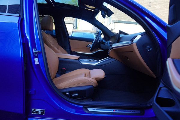 BMW 3 Serie Touring 330e High Executive | M-pakket | Facelift 2022 | Widescreen | Panorama | Adaptieve cruise | Portimao Blau |
