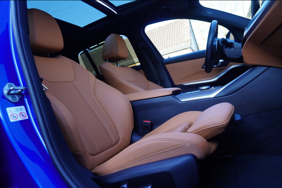 BMW 3 Serie Touring 330e High Executive | M-pakket | Facelift 2022 | Widescreen | Panorama | Adaptieve cruise | Portimao Blau |