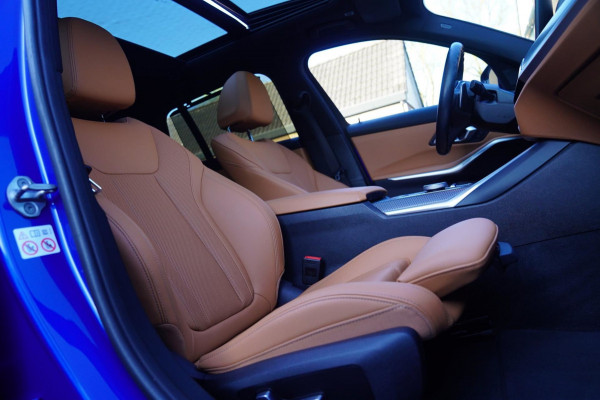 BMW 3 Serie Touring 330e High Executive | M-pakket | Facelift 2022 | Widescreen | Panorama | Adaptieve cruise | Portimao Blau |