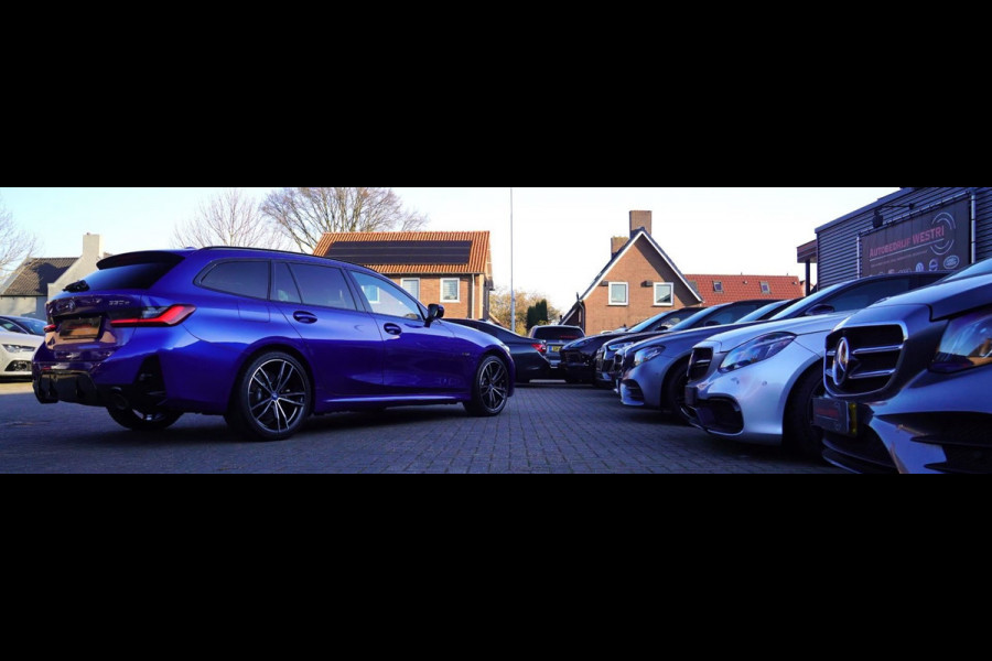 BMW 3 Serie Touring 330e High Executive | M-pakket | Facelift 2022 | Widescreen | Panorama | Adaptieve cruise | Portimao Blau |