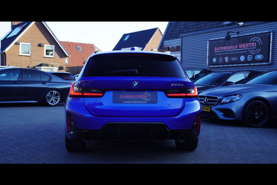 BMW 3 Serie Touring 330e High Executive | M-pakket | Facelift 2022 | Widescreen | Panorama | Adaptieve cruise | Portimao Blau |