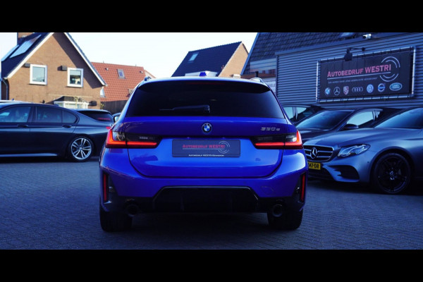 BMW 3 Serie Touring 330e High Executive | M-pakket | Facelift 2022 | Widescreen | Panorama | Adaptieve cruise | Portimao Blau |