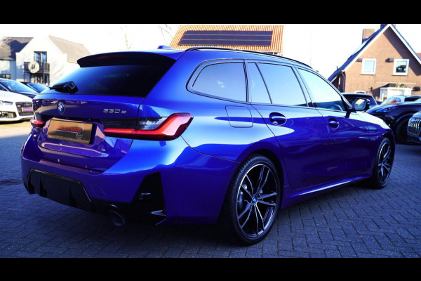 BMW 3 Serie Touring 330e High Executive | M-pakket | Facelift 2022 | Widescreen | Panorama | Adaptieve cruise | Portimao Blau |
