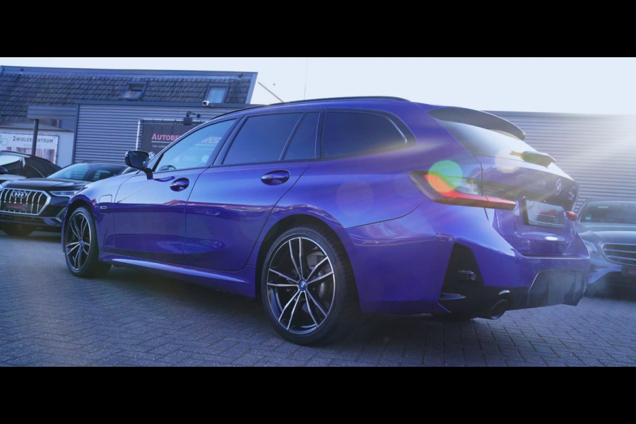 BMW 3 Serie Touring 330e High Executive | M-pakket | Facelift 2022 | Widescreen | Panorama | Adaptieve cruise | Portimao Blau |