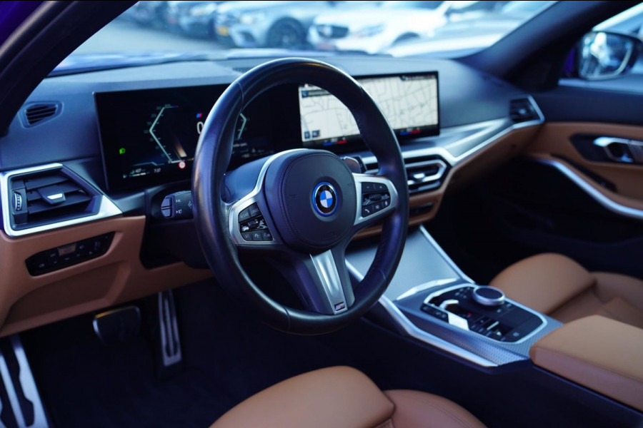 BMW 3 Serie Touring 330e High Executive | M-pakket | Facelift 2022 | Widescreen | Panorama | Adaptieve cruise | Portimao Blau |