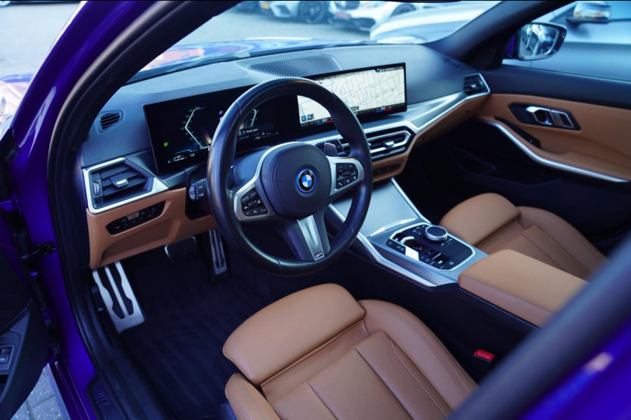 BMW 3 Serie Touring 330e High Executive | M-pakket | Facelift 2022 | Widescreen | Panorama | Adaptieve cruise | Portimao Blau |