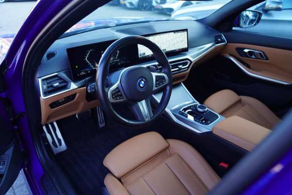 BMW 3 Serie Touring 330e High Executive | M-pakket | Facelift 2022 | Widescreen | Panorama | Adaptieve cruise | Portimao Blau |