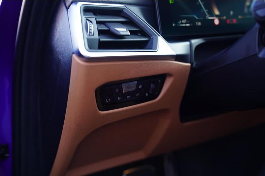 BMW 3 Serie Touring 330e High Executive | M-pakket | Facelift 2022 | Widescreen | Panorama | Adaptieve cruise | Portimao Blau |