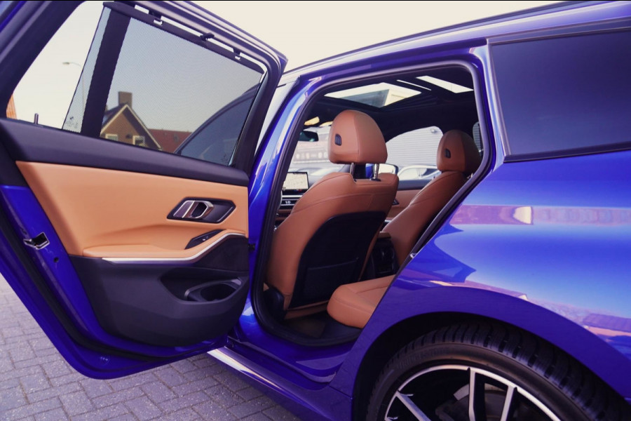 BMW 3 Serie Touring 330e High Executive | M-pakket | Facelift 2022 | Widescreen | Panorama | Adaptieve cruise | Portimao Blau |