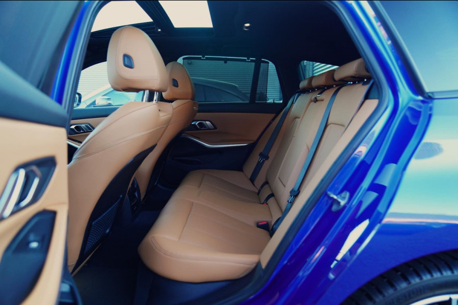 BMW 3 Serie Touring 330e High Executive | M-pakket | Facelift 2022 | Widescreen | Panorama | Adaptieve cruise | Portimao Blau |