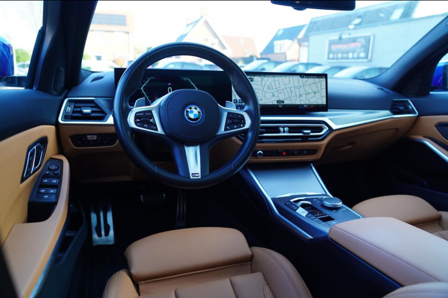 BMW 3 Serie Touring 330e High Executive | M-pakket | Facelift 2022 | Widescreen | Panorama | Adaptieve cruise | Portimao Blau |