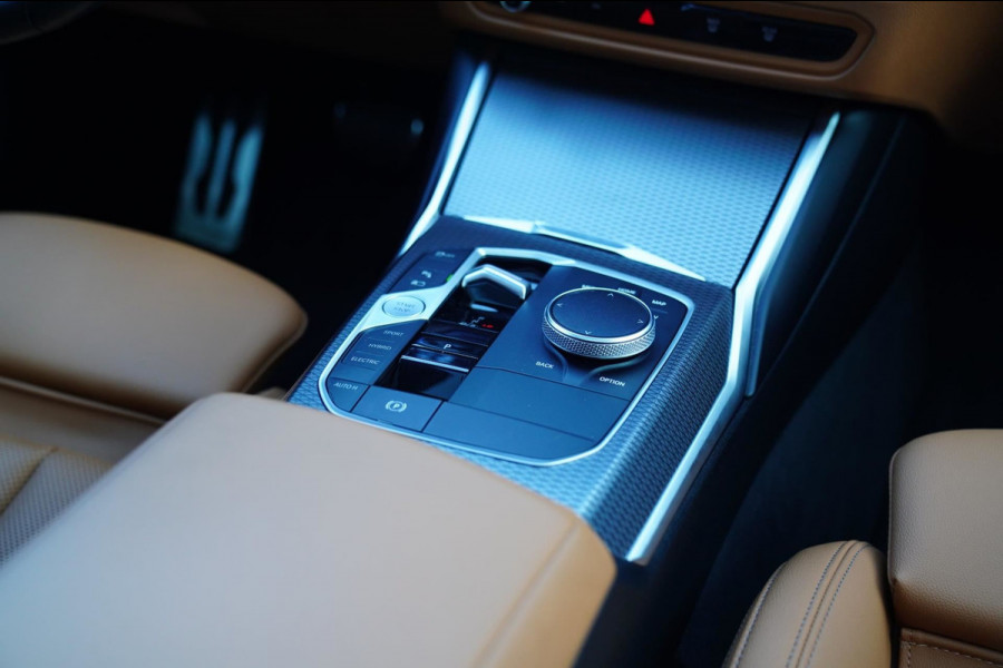 BMW 3 Serie Touring 330e High Executive | M-pakket | Facelift 2022 | Widescreen | Panorama | Adaptieve cruise | Portimao Blau |