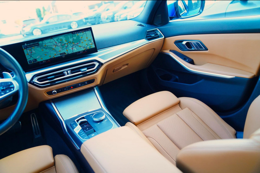 BMW 3 Serie Touring 330e High Executive | M-pakket | Facelift 2022 | Widescreen | Panorama | Adaptieve cruise | Portimao Blau |